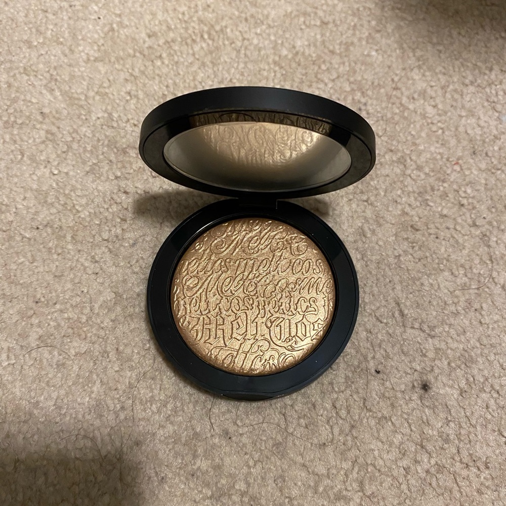 Melt cosmetic highlighter in gold ore